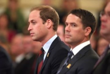 Partido entre los clubes de aficionados Polytechnic FC (azul) y el Civil Service FC en los jardines del Buckingham Palace. El príncipe William junto a Michael Owen.