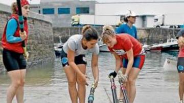 <b>PREPARADAS. </b>Las remeras de Getaria, dirigidas por una patrona de sólo 16 años, se preparan a conciencia para la que será una regata pionera e histórica en La Concha.