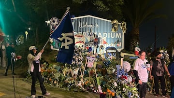 AME3302. LOS ÁNGELES (ESTADOS UNIDOS), 31/10/2024.- Aficionados de los Dodgers rinden homenaje este miércoles a Fernando Valenzuela, en el Estadio de los Dodgers en Los Ángeles (Estados Unidos). Al son de "¡Vamos Dodgers!" y "¡Los Yanquis apestan!", cientos de aficionados al béisbol se congregaron a las afueras del Estadio de los Dodgers, en Los Ángeles, para celebrar el triunfo de los angelinos en la Serie Mundial de las Grandes Ligas (MLB).EFE/ Mónica Rubalcava