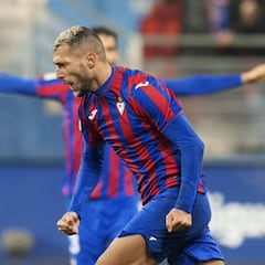 El Eibar pasa del infierno al cielo en diez minutos con Stoichkov