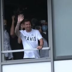 Messi waves at PSG fans as he arrives in Paris to seal move