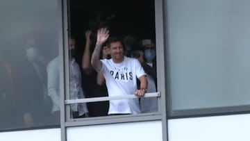 Messi aparece en un balcón y provoca la locura en París