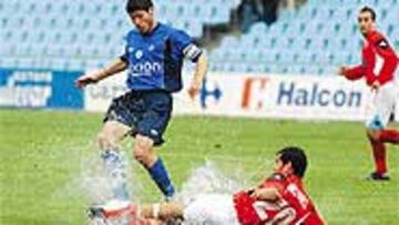 <b>AGUA</B>. La lluvia acumulada en el campo deslució el partido entre el Getafe y el Poli Ejido.