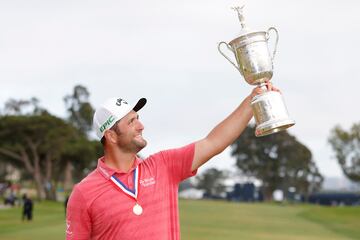 Es Jon Rahm. Además del vasco ningún otro español ha ganado. El propio León de Barrika fue 3º en 2019, al igual que Severiano Ballesteros (1987) y Sergio García (2005). 
