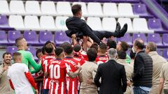 Simeone es manteado por sus futbolistas.