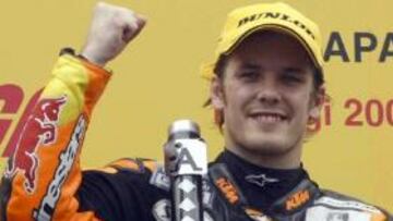 <b>A PESAR DE DOVIZIOSO</b>. El piloto finlandés Mika Kallio se llevó el triunfo en el Gp de Japón de 250 cc por delante del italiano Andrea Dovizioso y el español Héctor Barberá.