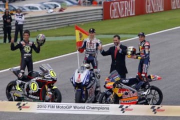 Dominio histórico del motociclismo español al conquistar los tres títulos en juego en el Mundial de 2010. Jorge Lorenzo se hacía con el campeonato en MotoGP, Toni Elías en la recién estrenada Moto2 y Marc Márquez en 125cc. Además Pedrosa, Simón y Terol fueron subcampeones.
