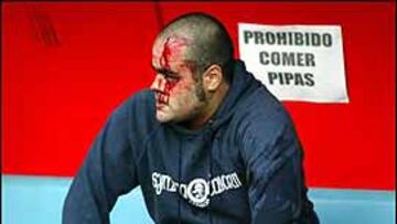 <b>UNA BOTELLA.</B> La pelea se inició en la primera parte y, con el marcador 0-0, un aficionado del Langreo arrojó una botella sobre el grupo de seguidores ultras del Real Oviedo, conocidos como "sinmachiari", y éstos repelieron el ataque lanzando piedras y arrancando los asientos.