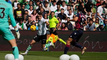 Iñigo Vicente, Álex Muñoz y Andrés Fernández, en el Racing - Levante.