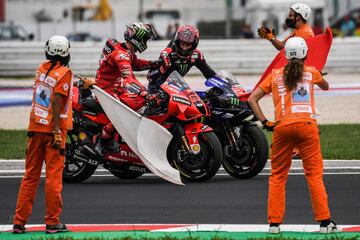 Celebración de Francesco Bagnaia tras conseguir su segunda victoria consecutiva. Piloto, moto y equipo italiano se imponen en San Marino.