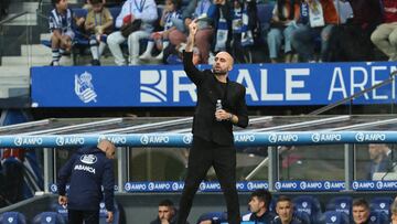 Claudio Giráldez da instrucciones durante el partido contra la Real en Anoeta.