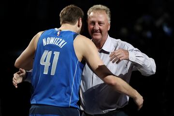 Dirk Nowitzki junto a Larry Bird. 