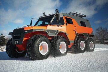 Con tracción 8x8, el Avtoros Shaman se vende como un vehículo para 'cazar o pescar' en cualquier época del año. Puede ir por la nieve o por el agua. Capacidad para 12 personas. Vale 180.000 euros.