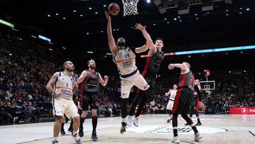 Milan (Italy), 19/12/2019.- Valencia Baskets Bojan Dubjevic (L) drives up to the basket against Ax Armani Exchange Milan?s Alturas Gudaitis during their Euroleague basketball match at the Assago Forum, Milan, Italy, 19 December 2019. (Baloncesto, Euroliga, Italia) EFE/EPA/MATTEO BAZZI