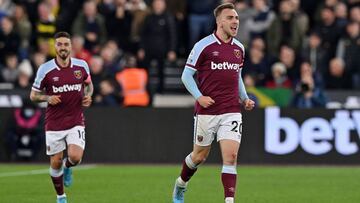 West Ham United's English striker Jarrod Bowen (R) celebrates scoring the opening goal during the English Premier League football match between West Ham and Watford at the London Stadium, in London on February 8, 2022. (Photo by Glyn KIRK / AFP) / RE