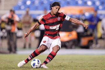 FIFA recuerda el paso de Ronaldinho por Flamengo.