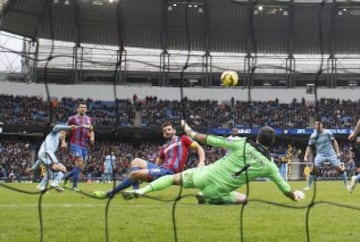 David Silva marca el primer gol de Manchester City sobre Crystal Palace.