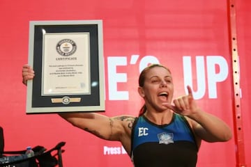 Otro registro lleno de fuerza es el que consiguió la australiana Eva Clarke el 10 de marzo de 2016. En un evento organizado en el Al Wahda Mall de Emiratos Árabes, Clarke consiguió realizar un total de 3.737 dominadas a lo largo de 24 horas, más que ninguna otra mujer en la historia. Además aprovechó para recaudar fondos para Task Brasil, que ayuda a niños abandonados del país sudamericano.  