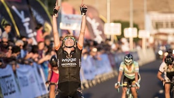 Anna Sanchis celebra una victoria con el maillot del Wiggle Honda.