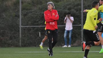 Enrique Martín, entrenador del Nástic durante un entrenamiento.