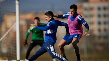 Pinchi golpea el balón durante un entrenamiento del Mirandés.