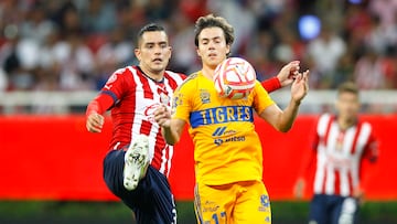 AME6944. GUADALAJARA (MÉXICO), 13/09/2022.- Sergio Flores (i) de las Chivas disputa hoy el balón con Francisco Córdova de Tigres, durante un partido por la jornada 9 del torneo Apertura 2022 de la Liga MX, en el Estadio Akron en Guadalajara, Jalisco (México). EFE/ Francisco Guasco
