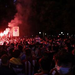 Un joven aficionado del Atlético muere al golpearse en la entrada de un aparcamiento