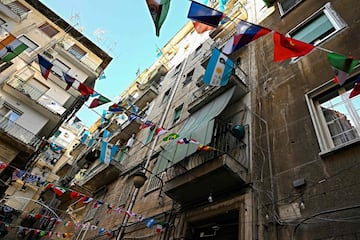 Detalles de banderas nacionales por Quartieri Spagnoli, en el centro de Nápoles.