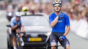 Elia Viviani celebra su victoria en la prueba de fondo de los Campeonatoa de Europa de Ciclismo en Ruta 2019 en Alkmaar (Pa&iacute;ses Bajos).