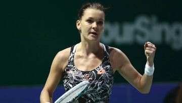 KER44 SINGAPUR (SINGAPUR) 28/10/2016.- La tenista polaca Agnieszka Radwanska celebra su victoria ante la checa Karolina Pliskova tras el partido del Grupo Blanco del Masters femenino de Singapur que ambas disputaron el Singapur Indoor Stadium, en Singapur, hoy, 28 de octubre de 2016. EFE/WALLACE WOON