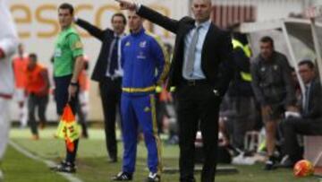Paco Jémez da instrucciones desde la banda en el Rayo-Sevilla.