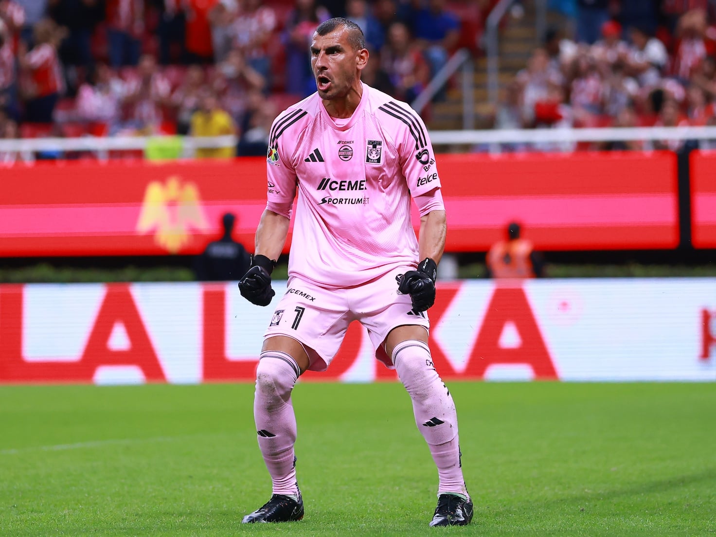 Nahuel Guzmán y sus 200 juegos impasable en el arco de Tigres - AS México