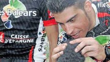 <b>BUEN AMBIENTE. </b>Alejandro Valverde y Óscar Pereiro atendieron ayer tras el entrenamiento a los medios de comunicación, con los que se permitieron bromas.