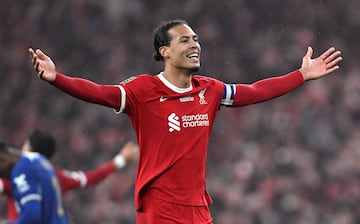 Capitán del Liverpool desde 2018. Es el único defensa que ha ganado el premio al Jugador del Año de la UEFA y ha finalizado subcampeón del Balón de Oro y del Mejor Jugador de la FIFA.