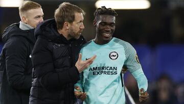 Graham Potter e Yves Bissouma, entrenador y jugador del Brighton, hablan durante un partido.