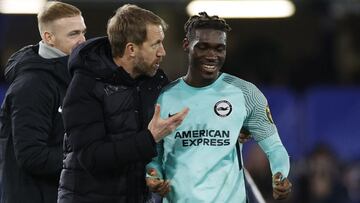 Graham Potter e Yves Bissouma, entrenador y jugador del Brighton, hablan durante un partido.