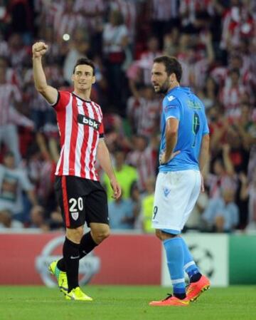 El delantero del Athletic de Bilbao Aritz Aduriz (d) celebra el gol que acaba de marcar, el primero de su equipo ante el Nápoles, durante el partido de vuelta de la fase previa de la Liga de Campeones que se disputa esta tarde en el estadio de San Mamés, en Bilbao. 