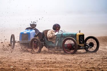 Dentro del calendario automovilístico del Reino Unido hay una cita que hace las delicias de los más nostálgicos: la Race the Waves, una carrera de autos y motos de época que tiene lugar del 11 al 12 de mayo en la arena de la Playa Sur de Bridlington, en Yorkshire. En la imagen, dos competidores en un momento de la carrera.