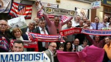 Los peñistas de ambos equipos posaron con sus colores.