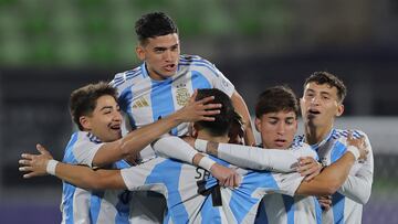 Argentina's forward #09 Alejo Sarco (C) celebrates scoring his team's first goal with teammates during the 2025 FIFA U-20 World Cup football match between Argentina and Australia at the Elias Figueroa Stadium in Valparaiso, Chile on October 1, 2025. (Photo by Javier TORRES / AFP)