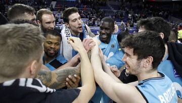 Los jugadores del Movistar Estudiantes celebran la victoria ante el Tecnyconta Zaragoza.