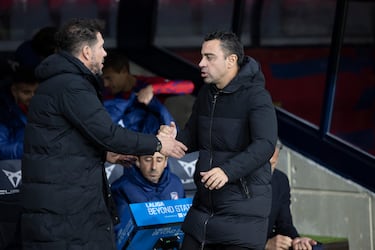 Los entrenadores, Simeone y Xavi Hernández saludándose antes de comenzar el encuentro.