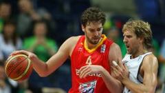 Pau Gasol ante Nowitzki en el Eurobasket de Lituania.