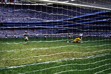 Valdano ha repetido en varias ocasiones que todos los ni?os a los que le gusta el f¨²tbol sue?an con dos cosas: marcar un gol en la final del Mundial y jugar en el Bernab¨¦u. ¡°Yo hice las dos¡±, ha dicho en varias ocasiones el exdelantero con su cl¨¢sico estilo. En el 56¡¯, Valdano, a pase de Enrique, que fue quien ¡°asisti¨®¡± a Maradona en el gol ante Inglaterra (¡°con el pase que te di no pod¨ªas fallar¡±, le dijo al Pelusa), hizo el 2-0, que a priori, sentenciaba la final.