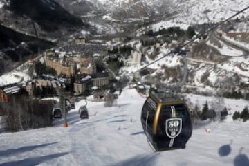 Rey Felipe VI ha aprovechado el buen tiempo para disfrutar de su afición al esquí en las pistas de la estación de Baqueira Beret (Lleida), en el Valle de Arán, provincia de Lleida. Felipe VI ha subido hasta la cota de 1.500 metros y, desde allí, hasta la de 1.800 en telesilla, donde ha comenzado a esquiar.