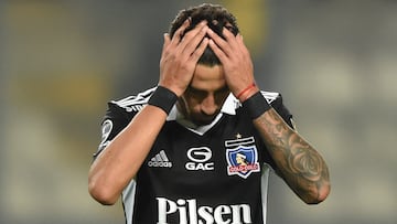 Chile's Colo Colo Argentine Juan Martin Lucero reacts after missing a penalty kick during the Copa Libertadores group stage football match between Peru's Alianza Lima and Chile's Colo Colo at the Alejandro Villanueva stadium in Lima, on May 5, 2022. (Photo by ERNESTO BENAVIDES / AFP)