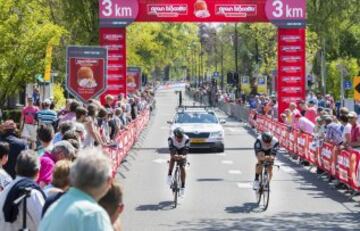 Varios ciclistas calientan antes de la salida de la primera etapa del Giro de Italia, en Apeldoorn, Holanda.