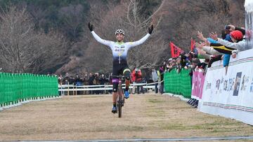 Felipe Orts celebra su victoria en el ciclocross de Jap&oacute;n.