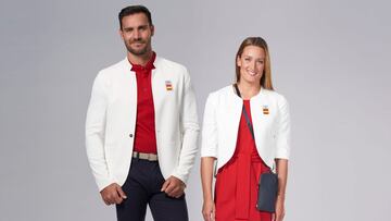 Saúl Craviotto y Mireia Belmonte, los abanderados españoles, posan con la equipación que llevará España en la ceremonia de inauguración de los Juegos Olímpicos de Tokio 2020.