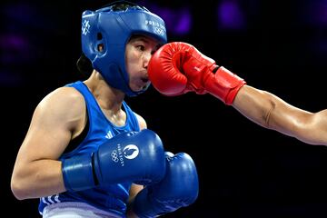 Boxeo. La vietnamita Ha Thi Linh recibe un directo de Feofaaki Epenisa de Tonga durante el combate de los dieciseisavos de final en la categoría de 60 kg en el North Paris Arena.